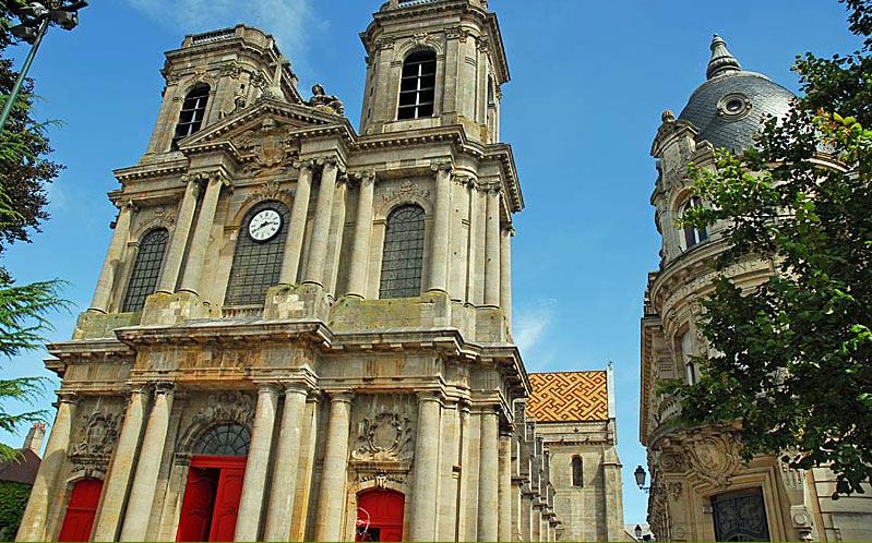 hôtel de la poste à langres vous présente la cathédrale saint-mammès